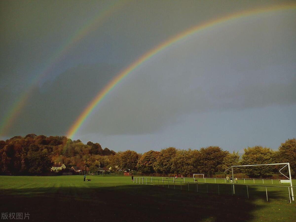 彩虹文案短句干净唯美句子（遇见彩虹配文朋友圈）