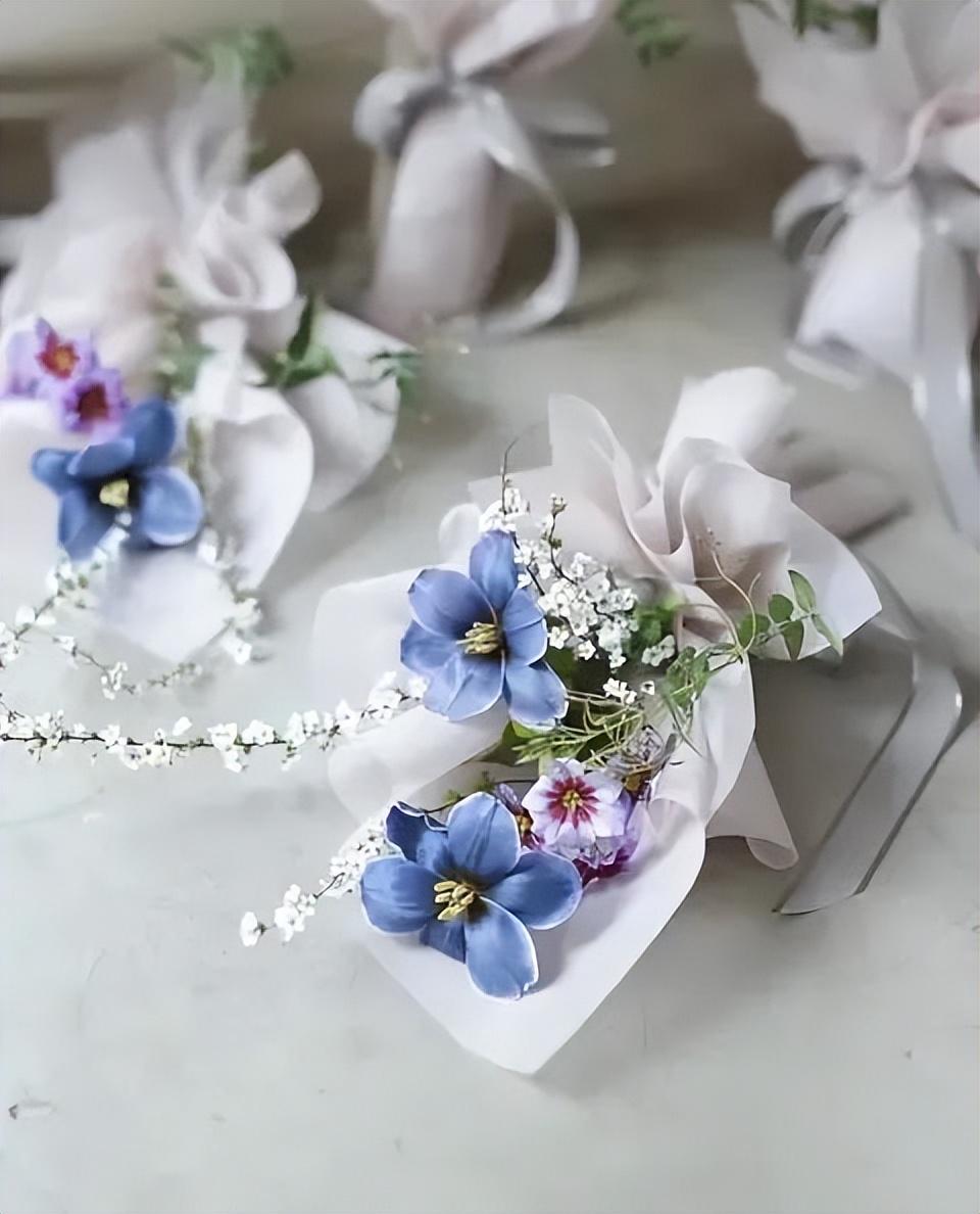 姐妹送花发朋友圈说说(收到礼物发说说的文案)