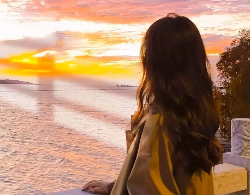 女人深夜发的走心伤感文案（女生深夜发朋友圈文案）