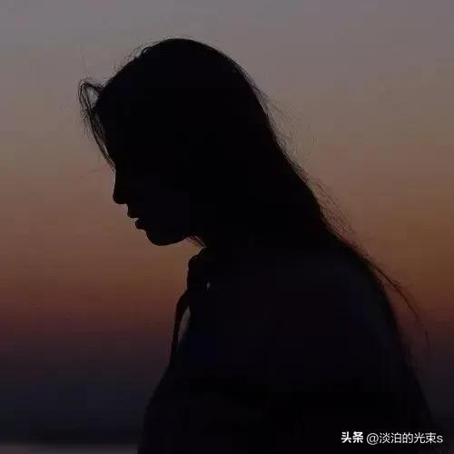 一个人影子文案朋友圈短句（关于影子的心情说说）