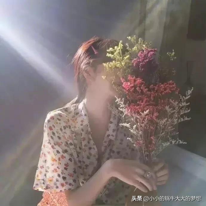 被爱包围的文案幸福句子（深情文案高质量短句）