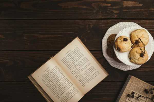 读书打卡文案发朋友圈(文案短句干净治愈读书)