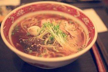 一个人吃饭的文案朋友圈（深夜晒美食的幽默说说）