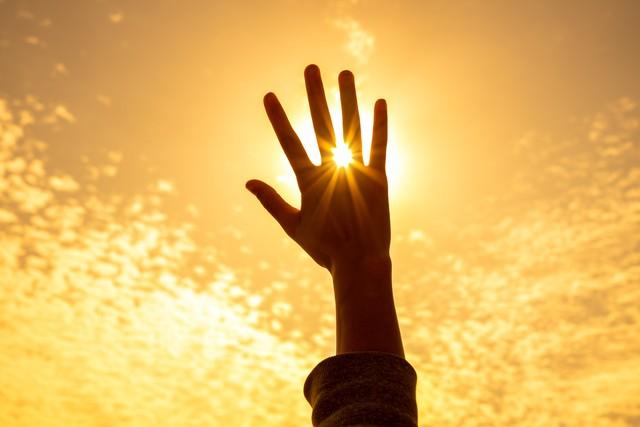 黑暗中的一束光文案唯美（一束光照亮了我唯美句子）