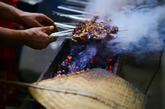 关于烧烤的文案幽默句子（吃串喝啤酒朋友圈配文）