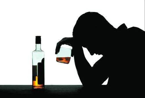 关于酒的文案朋友圈伤感（喝酒句子说说心情短语）