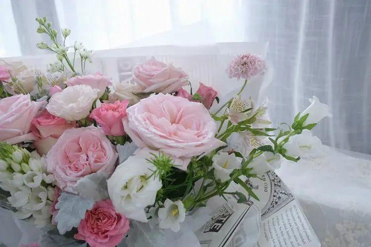 送花文案简短暖心情话(关于一束花仪式感的句子)