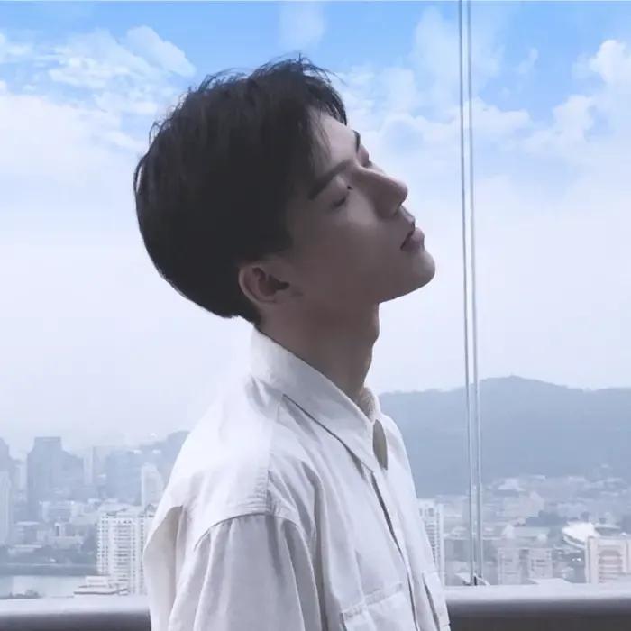 一个女人高冷的文案短句（不会烂大街的简短高冷文案）