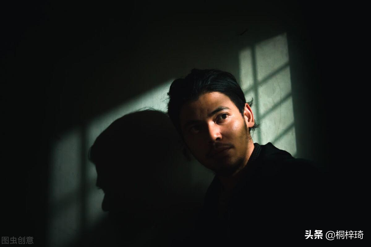 男生抽烟的伤感文案发圈（一个人抽烟喝酒伤感句子）