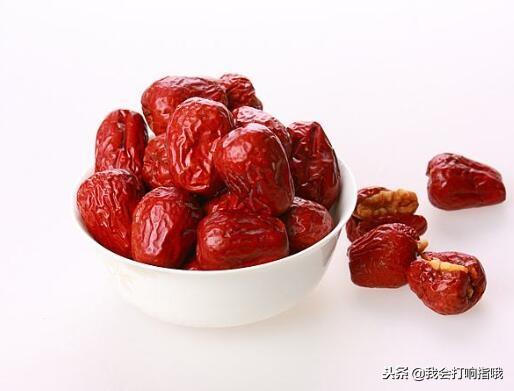 女人梦见自己用手抓鱼（梦见鸡正在孵蛋预兆）