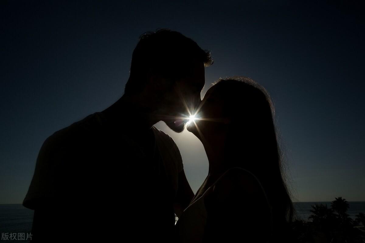 发视频的文案句子搞笑短句(精选短视频朋友圈文案)