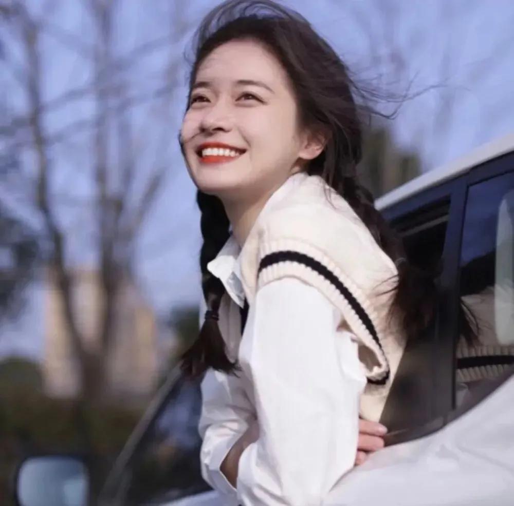 个人简介文案高端短句（适合女孩子描述自己的文案）