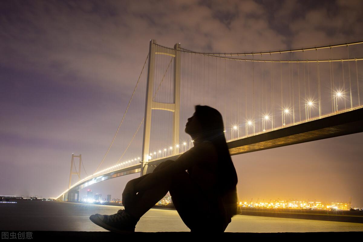 惊艳温柔又抑郁的文案（伤感文案救赎短句扎心）