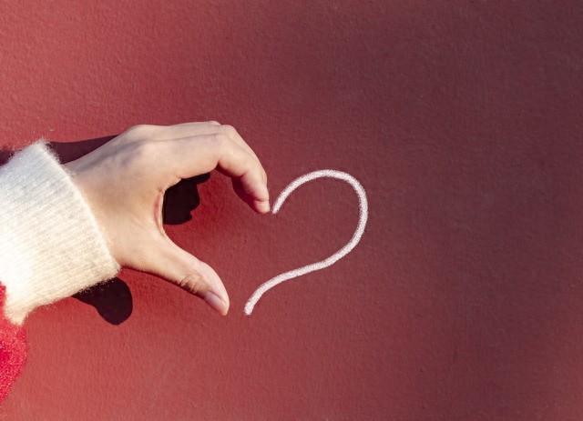 甜甜的文案短句朋友圈（很甜很浪漫的情话撩人短句）