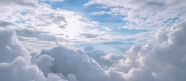 云朵文案短句干净治愈句子(云朵的浪漫小众文案)