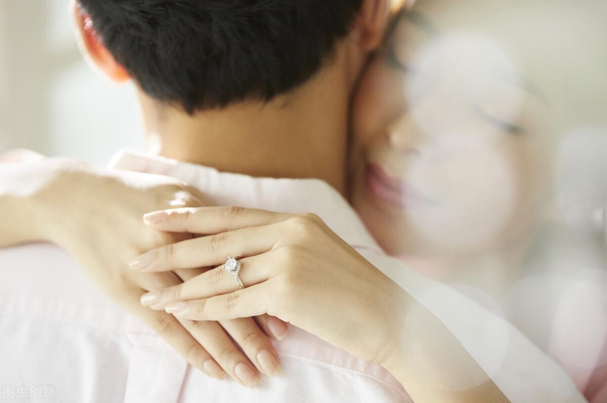 文案爱情短句伤感浪漫发圈（20条藏在文案里的爱情）