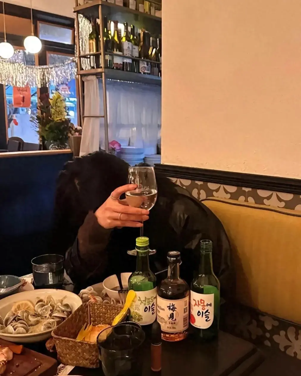 喝酒文案高质量短句搞笑（晚上喝点小酒发朋友圈）