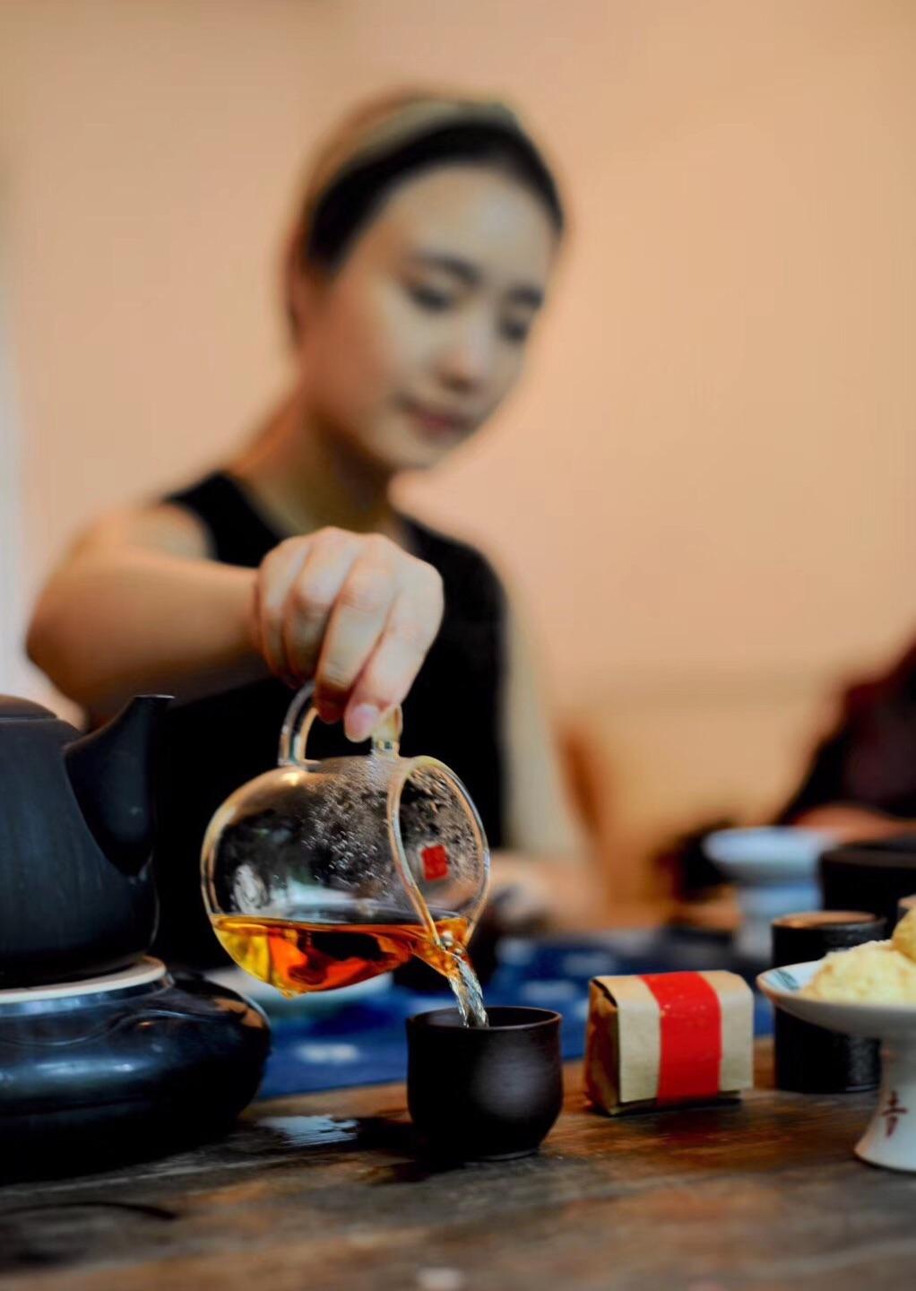 姐妹喝茶的文案简短好(一人一茶一心境的句子)