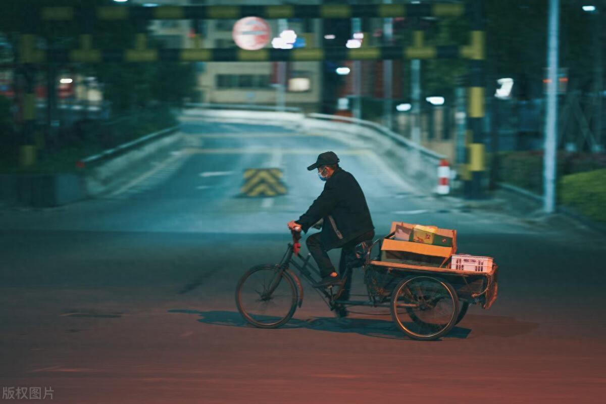 朋友圈日常文案配图搞笑（简单生活文案短句）