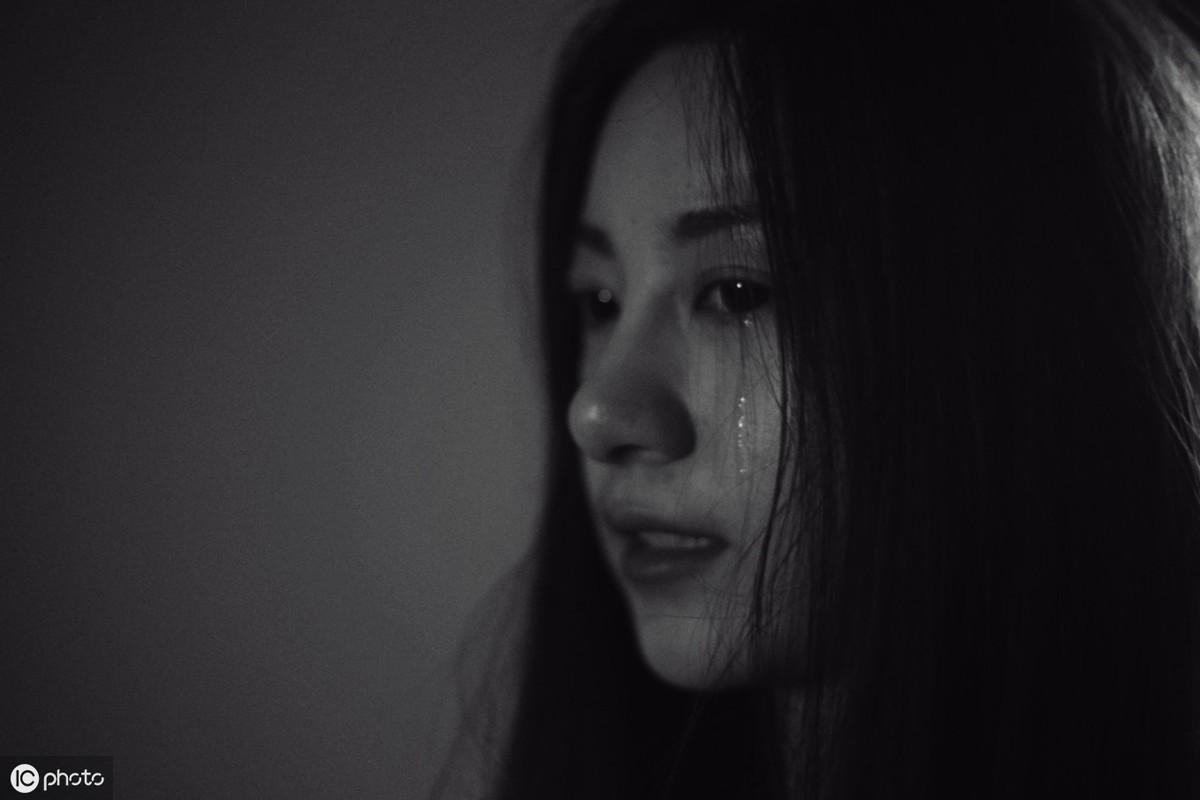 难受的句子说说心情朋友圈（心情特别低落难受句子）